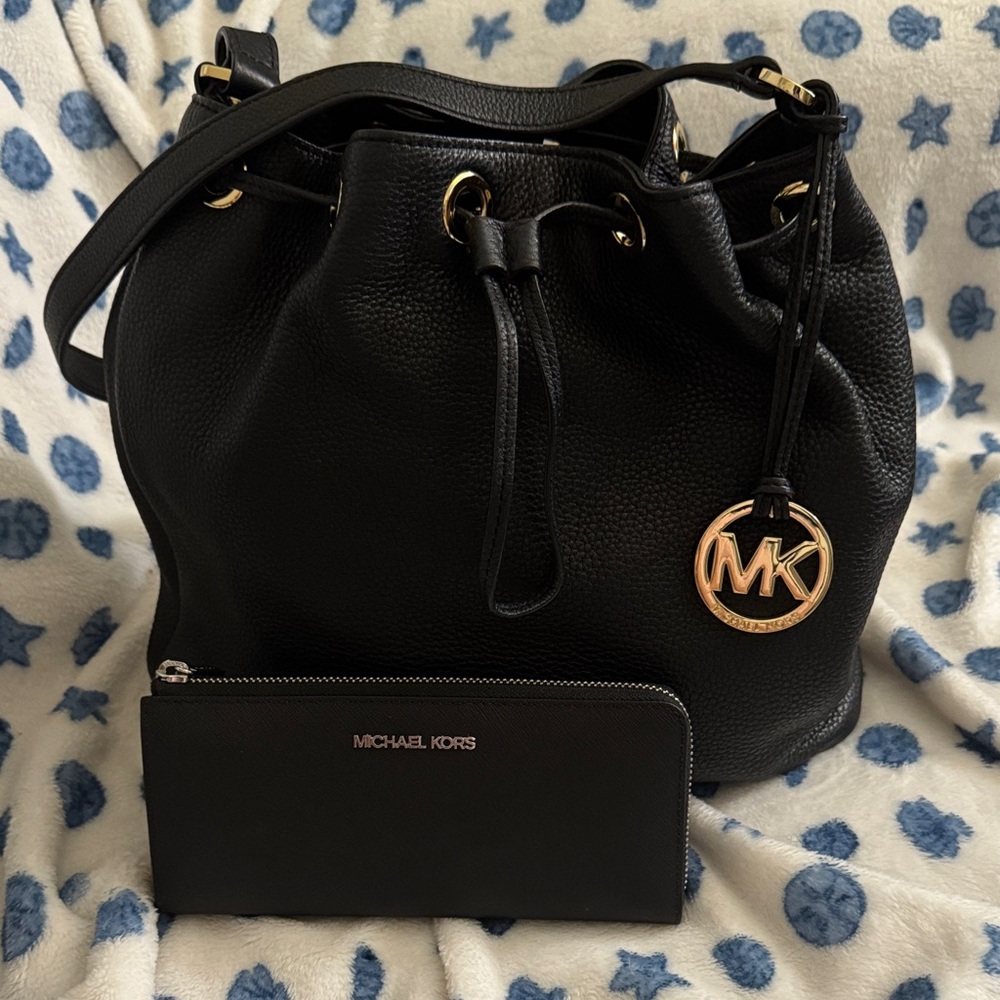 Michael Kors Black Pebbled Leather Bucket bag 🖤🖤Bundle with wallet⛄️